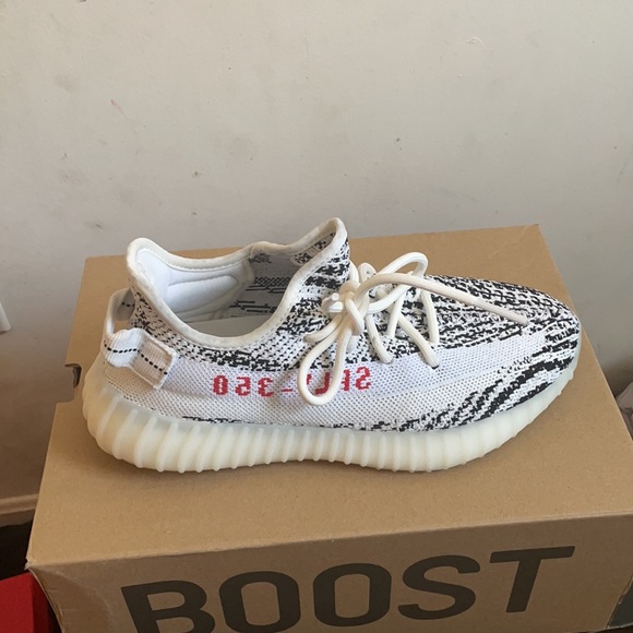 Trendy style. Comes with box 2022 release of 2017 350V2 - Picture 2 of 5